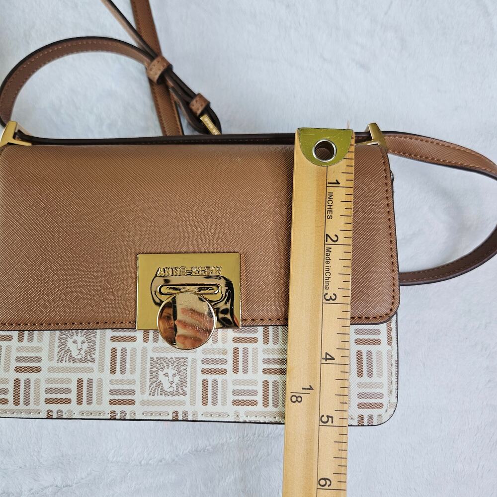 Anne Klein Classic Lion Logo Small Crossbody Bag Purse Tan Beige Gold Latch - Picture 10 of 12